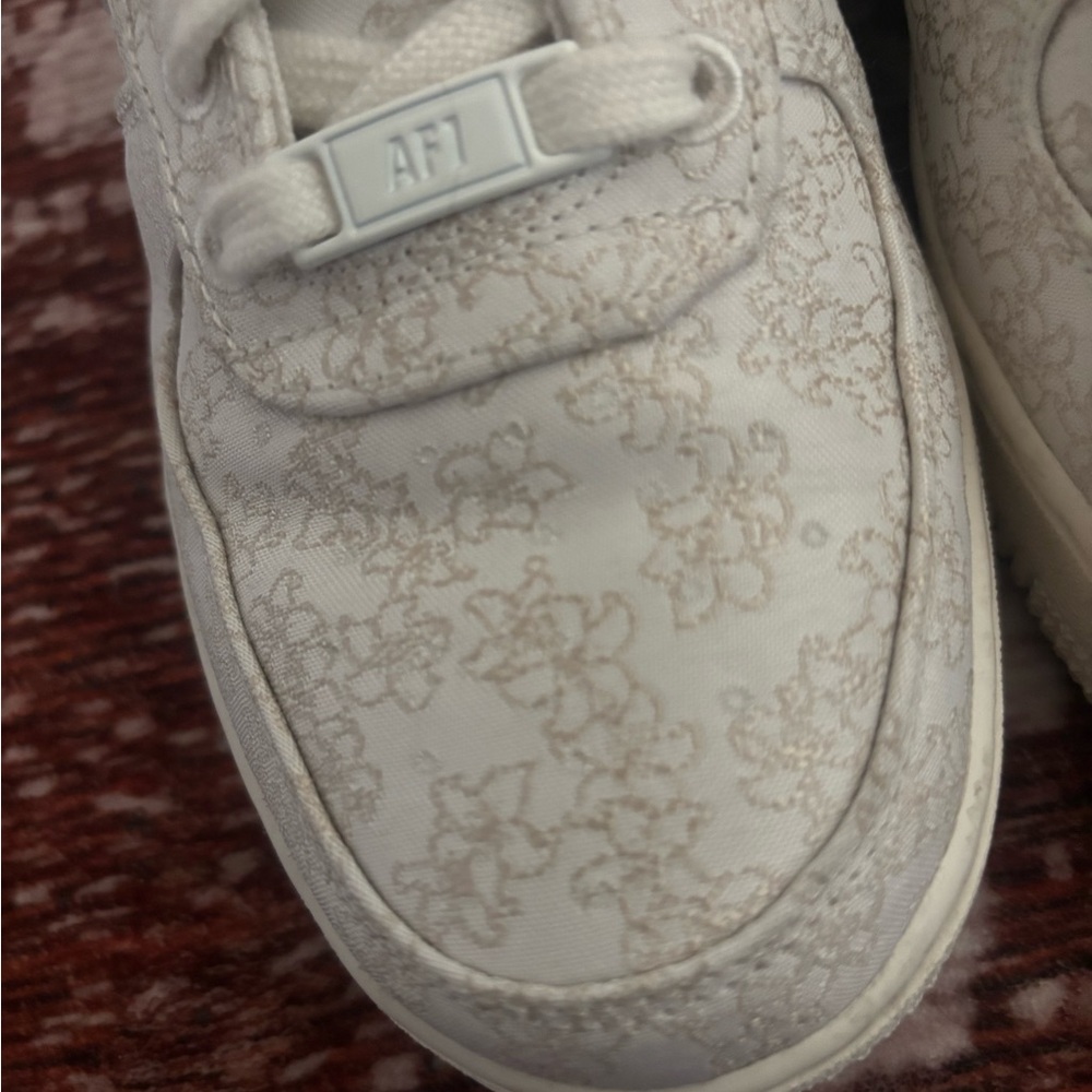 Nike Women’s Air Force 1 ‘07 SE Shoe floral white NWOT - Picture 3 of 7
